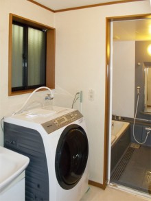 ブラックの落ち着いたバスルームにLIXILアライズ Zタイプ